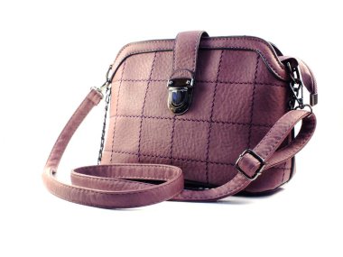 Beyaz arka plan üzerinde izole mor kadın çanta