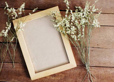 boş resim çerçeveleri tablo ahşap arka plan üzerinde