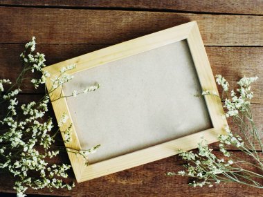 boş resim çerçeveleri tablo ahşap arka plan üzerinde