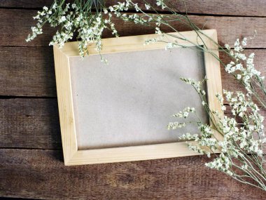 boş resim çerçeveleri tablo ahşap arka plan üzerinde