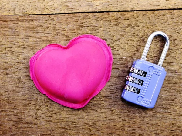 Candado con el corazón como símbolo de amor vintage sobre fondo de madera —  Fotos de Stock