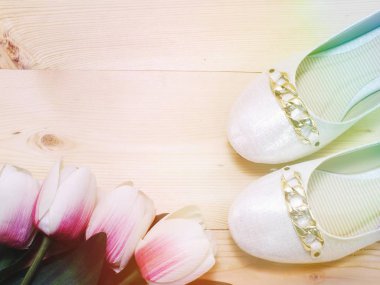 ahşap arka plan üzerinde düşük bir topuk üzerinde kadın ayakkabı