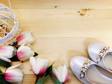 ahşap arka plan üzerinde düşük bir topuk üzerinde kadın ayakkabı