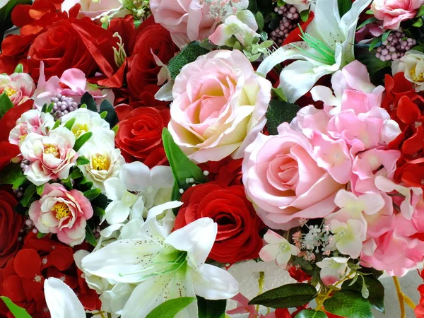 Bouquet de fleurs artificielles colorées vintage avec couleur filtre — Photo