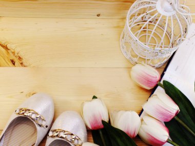 kadın daire Ayakkabı ve Lale çiçek ahşap arka plan üzerinde