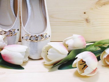 kadın daire Ayakkabı ve Lale çiçek ahşap arka plan üzerinde