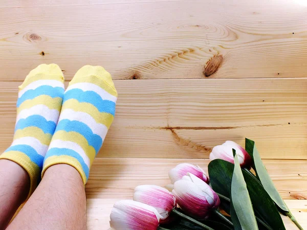 Close up de mulher s pés em meias multi cor com fundo espaço — Fotografia de Stock