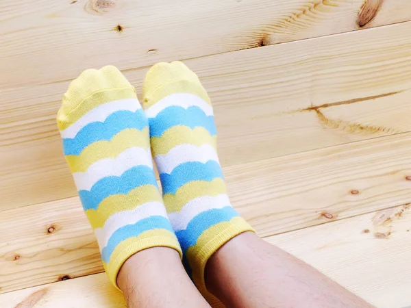 Nahaufnahme von Frauenfüßen in mehrfarbigen Socken mit Weltraum-Hintergrund — Stockfoto