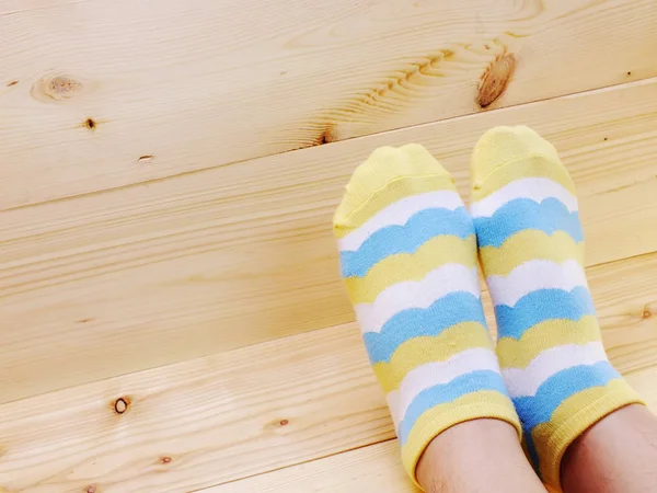 Close up de mulher s pés em meias multi cor com fundo espaço — Fotografia de Stock