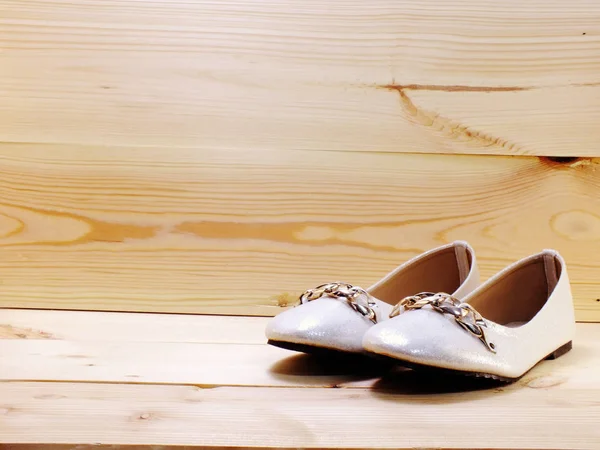 Mujer pisos zapatos y tulipanes flor sobre fondo de madera — Foto de Stock