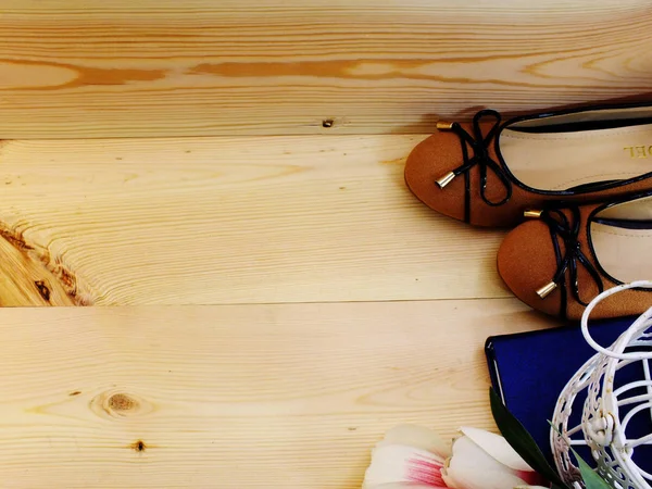 나무 배경 여자 아파트 신발, 튤립 꽃 — 스톡 사진