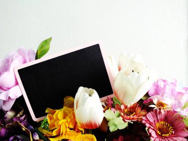 alan arka plan ile buket çiçek ve boş ahşap etiket