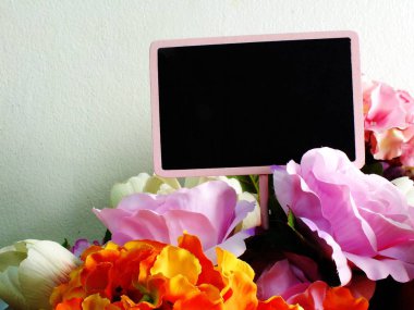 alan arka plan ile buket çiçek ve boş ahşap etiket