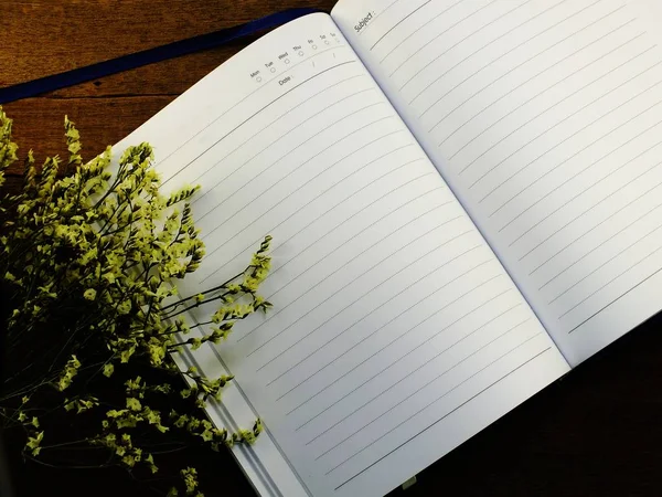 Página de caderno em branco com flor decorar fundo — Fotografia de Stock