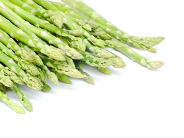 Beyaz arkaplanda yeşil çiğ kuşkonmaz