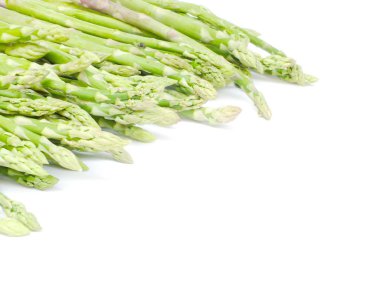 Beyaz arkaplanda yeşil çiğ kuşkonmaz