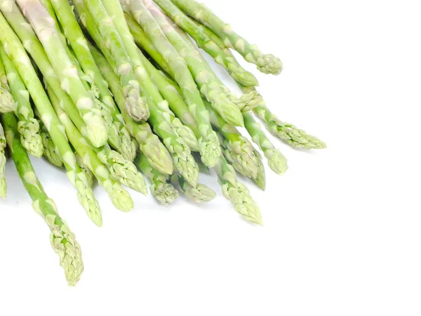 Groene ruwe asperges geïsoleerd op witte achtergrond — Stockfoto