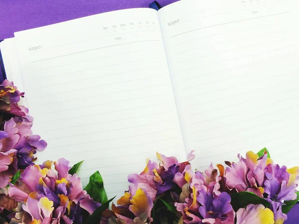 Espace de page blanche fond de carnet décorer avec des fleurs artificielles — Photo