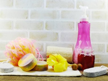 Spa aksesuarları şampuan sabun ve duş krem banyo ürünleri ile temizlik