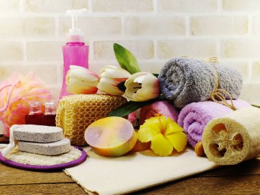 Spa aksesuarları şampuan sabun ve duş krem banyo ürünleri ile temizlik