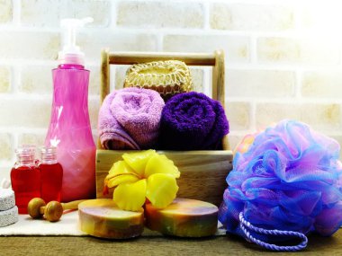 Spa aksesuarları şampuan sabun ve duş krem banyo ürünleri ile temizlik