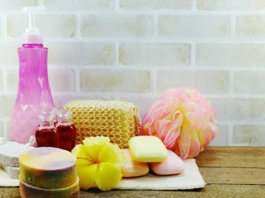 Spa aksesuarları şampuan sabun ve duş krem banyo ürünleri ile temizlik