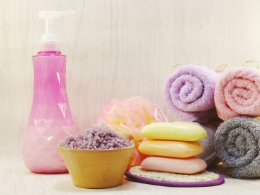 Spa aksesuarları şampuan sabun ve duş krem banyo ürünleri ile temizlik