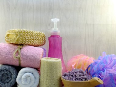 Spa aksesuarları şampuan sabun ve duş krem banyo ürünleri ile temizlik