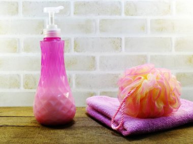 Spa aksesuarları şampuan sabun ve duş krem banyo ürünleri ile temizlik