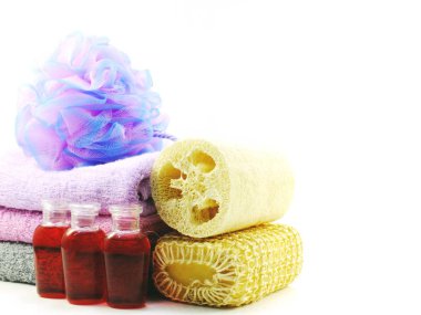 Spa aksesuarları şampuan sabun ve duş krem banyo ürünleri ile temizlik