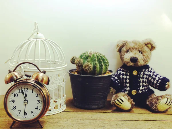 Brown teddy beer zittend op houten tafel met cactus in de kleine pot en ruimte kopiëren — Stockfoto