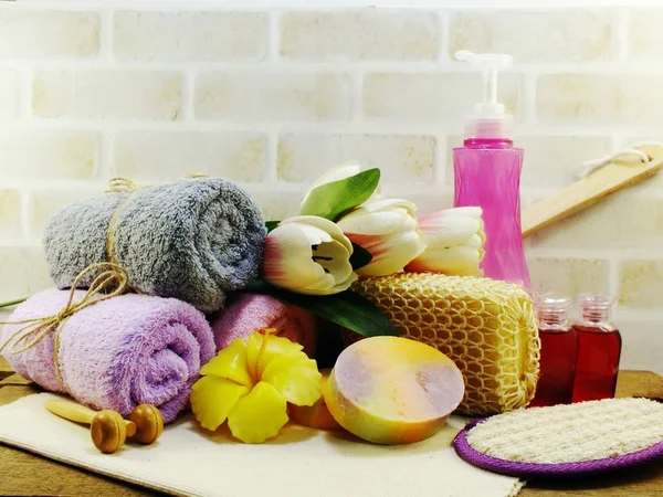 Spa aksesuarları şampuan sabun ve duş krem banyo ürünleri ile temizlik