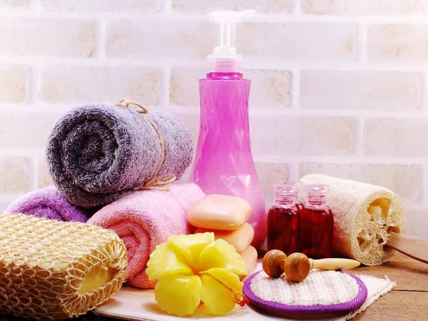 Renande spa tillbehör med schampo tvål och kräm badrumsprodukter — Stockfoto