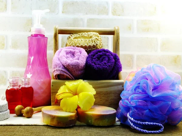 Spa aksesuarları şampuan sabun ve duş krem banyo ürünleri ile temizlik