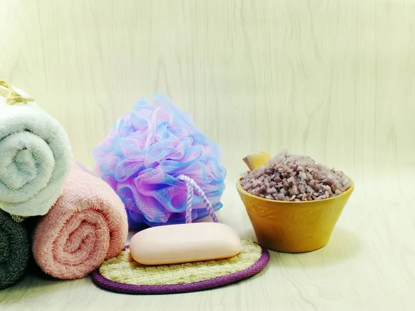 Spa aksesuarları şampuan sabun ve duş krem banyo ürünleri ile temizlik