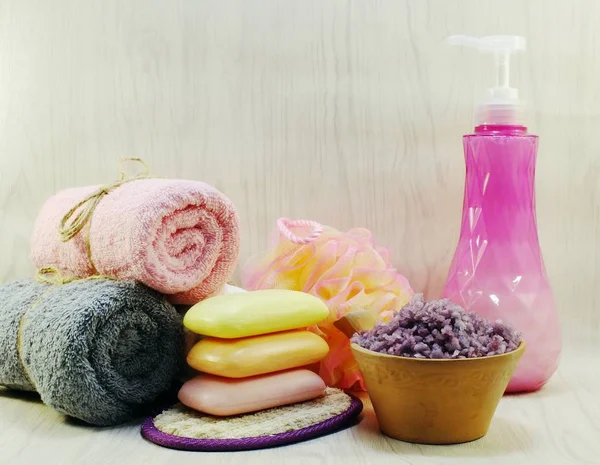 Čistící příslušenství spa s šamponem mýdlo a sprchový krém koupelna — Stock fotografie