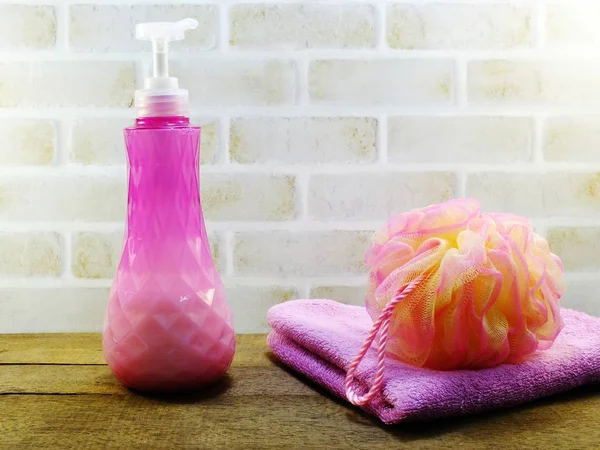 Spa aksesuarları şampuan sabun ve duş krem banyo ürünleri ile temizlik