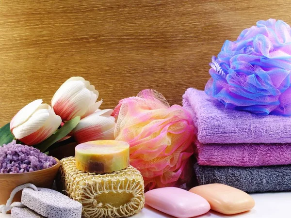 Renande spa tillbehör med schampo tvål och kräm badrumsprodukter — Stockfoto