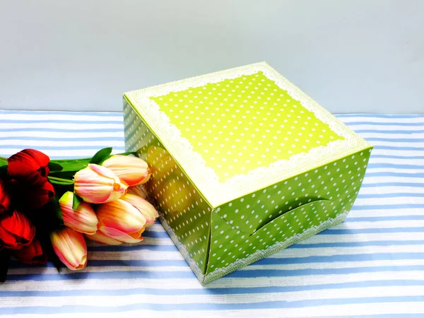 Зеленый Горошек Подарочная Коробка Цветами Букет — стоковое фото