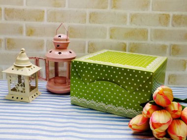 çiçek kokulu yeşil polka dot hediye kutusu