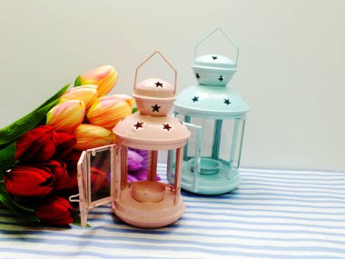 Yapay çiçek buketi ev dekorasyon konsepti ile fener