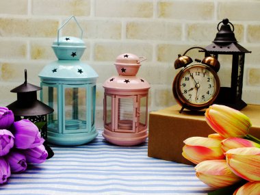 Yapay çiçek buketi ev dekorasyon konsepti ile fener