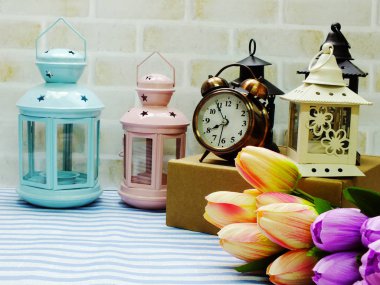 Fener ve yapay çiçek buketi ev dekorasyon konsepti ile çalar saat