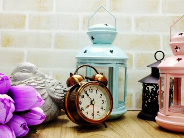 Fener ve yapay çiçek buketi ev dekorasyon konsepti ile çalar saat