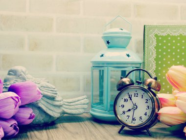 Fener ve yapay çiçek buketi ev dekorasyon konsepti ile çalar saat