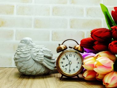 Fener ve yapay çiçek buketi ev dekorasyon konsepti ile çalar saat