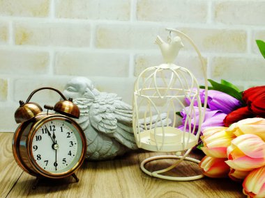 Fener ve yapay çiçek buketi ev dekorasyon konsepti ile çalar saat