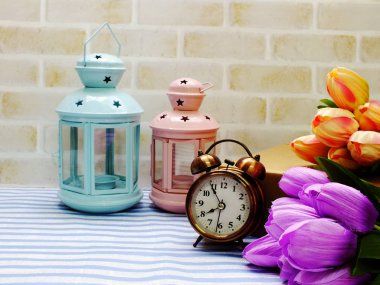 Fener ve yapay çiçek buketi ev dekorasyon konsepti ile çalar saat