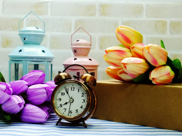 Fener ve yapay çiçek buketi ev dekorasyon konsepti ile çalar saat