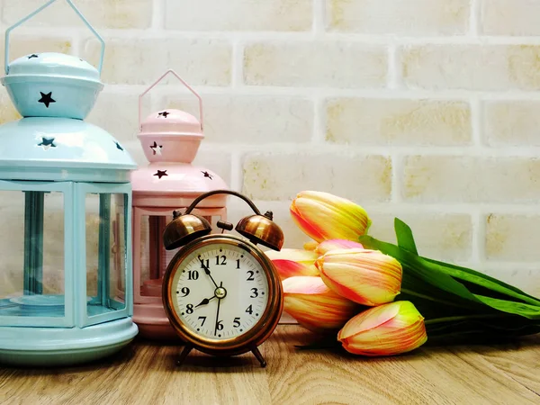 Fener ve yapay çiçek buketi ev dekorasyon konsepti ile çalar saat